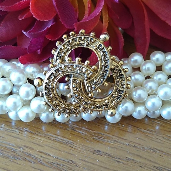 Gold toned brooch 🌺 - Picture 3 of 4